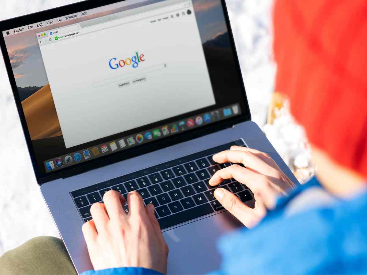 persona digita un nome dominio su google per vedere i risultati seo